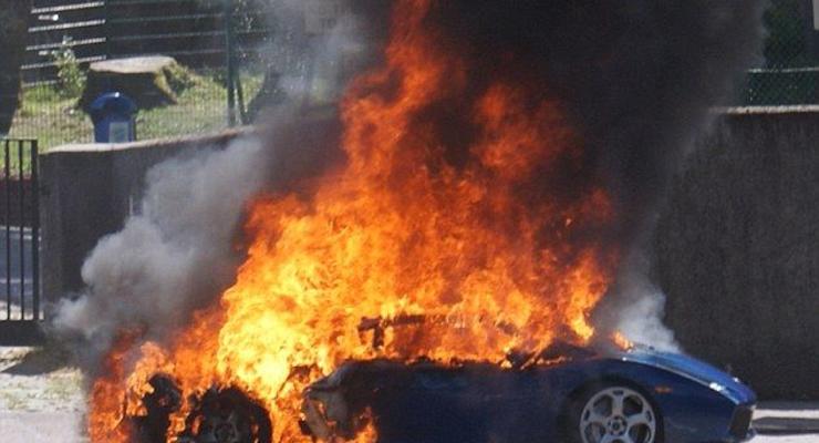 Lamborghini воспламенился на ходу и выгорел за пять минут