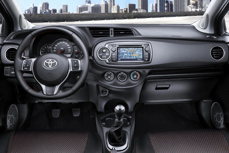 Toyota объявила украинские цены на новый хэтчбек / Toyota