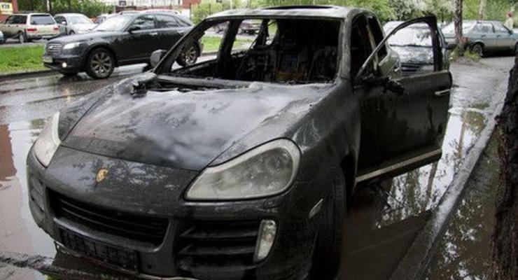 В Киеве неизвестные cожгли Porsche Cayenne