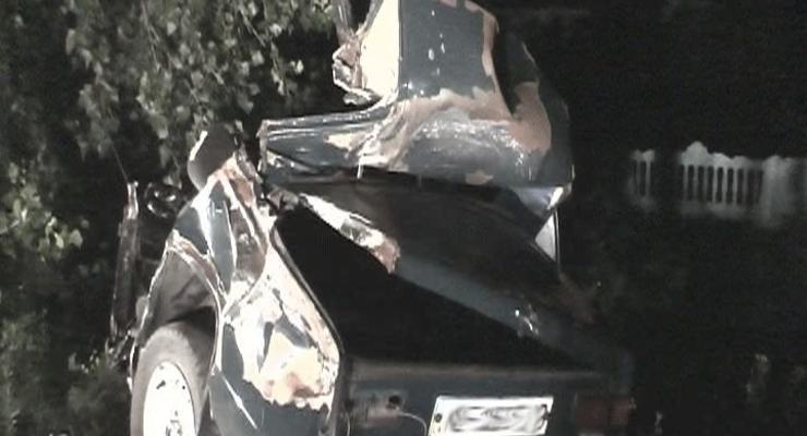 Автомобиль с детьми врезался в дерево – трое погибших