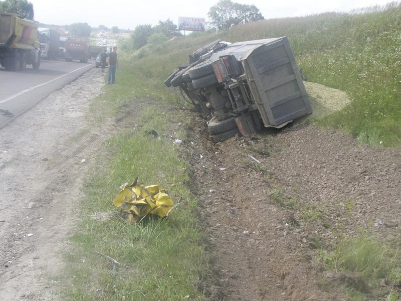 Два грузовика столкнулись лоб в лоб - погиб один из водителей / magnolia-tv.com