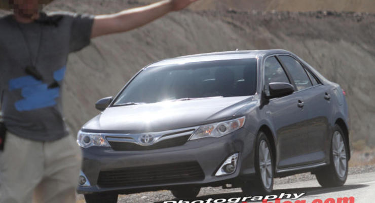Toyota Camry нового поколения засветилась на съемках рекламы