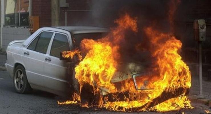 В Киеве на Печерске сгорел люксовый Mercedes GL