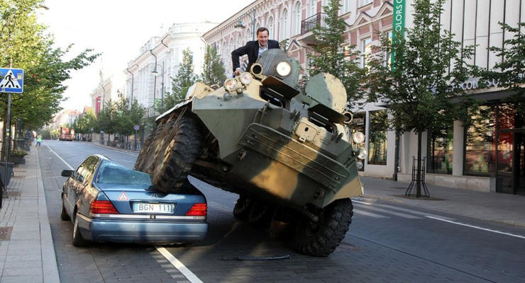 Мэр Вильнюса на БТР раздавил припаркованный Mercedes