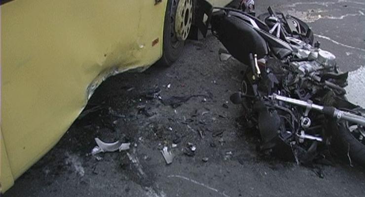 В Киеве мотоциклист залетел под троллейбус и погиб на месте