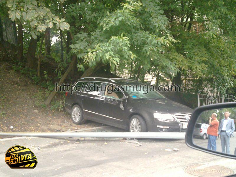 Бешеный Mercedes разнес парковку в центре Киева / drugasmuga.com