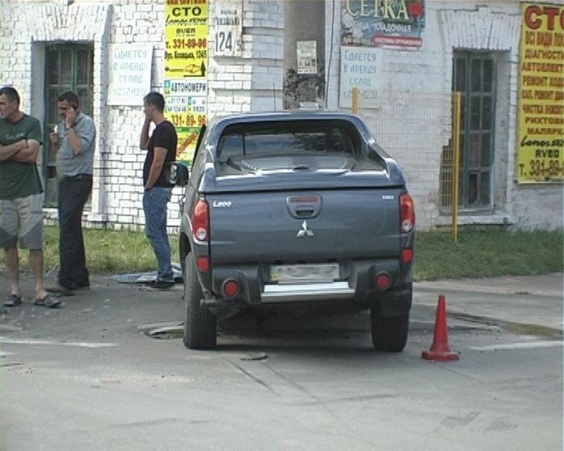 В Киеве пикап Mitsubishi побил машины на перекрестке / magnolia-tv.com