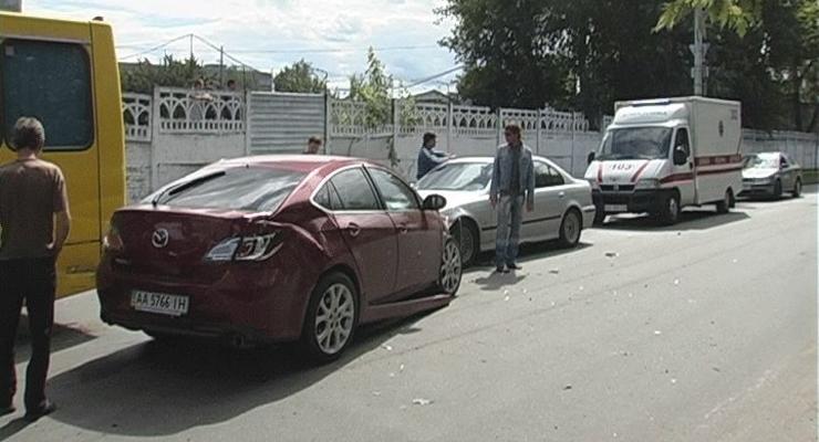 В Киеве пикап Mitsubishi побил машины на перекрестке