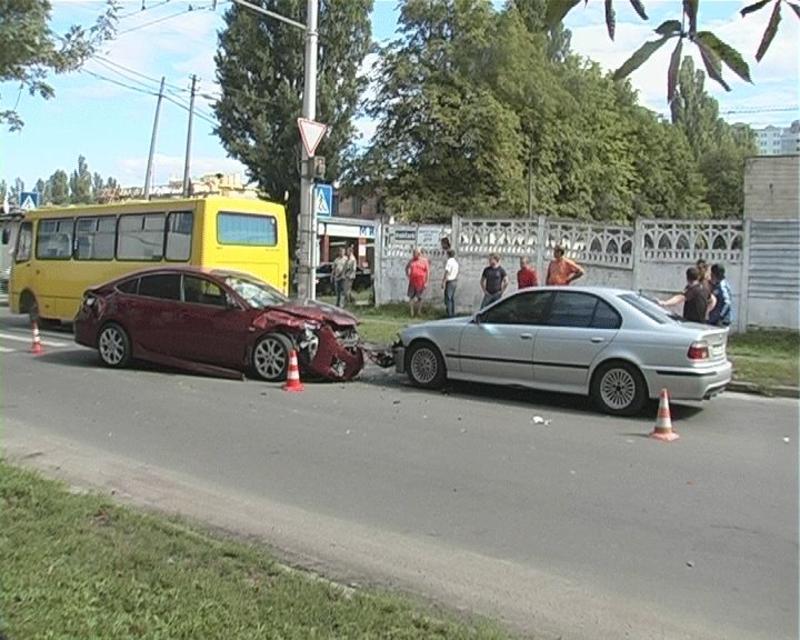 В Киеве пикап Mitsubishi побил машины на перекрестке / magnolia-tv.com