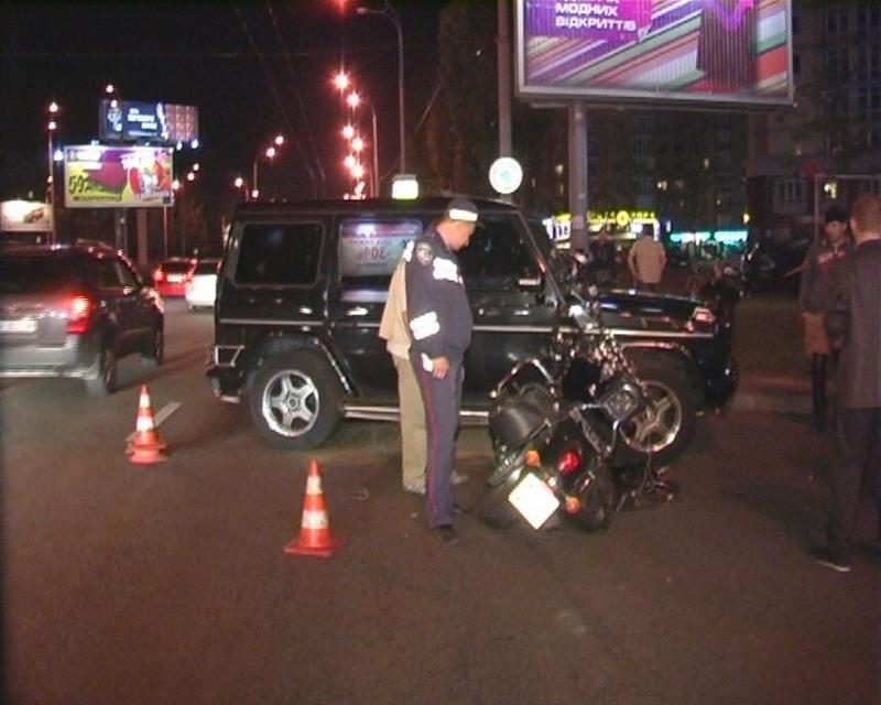 В Киеве тяжелый мотоцикл врезался во внедорожник Mercedes / magnolia-tv.com