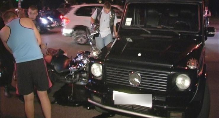 В Киеве тяжелый мотоцикл врезался во внедорожник Mercedes