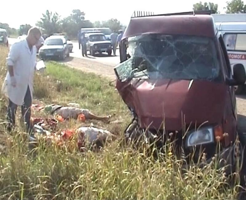 Mercedes столкнулся с микроавтобусом – двое погибли, 13 пострадали / magnolia-tv.com