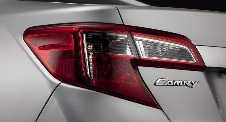 Toyota по кусочкам раскрывает внешность новой Camry