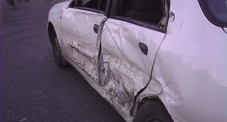 В Киеве Mercedes врезался в Daewoo и травмировал пассажирку
