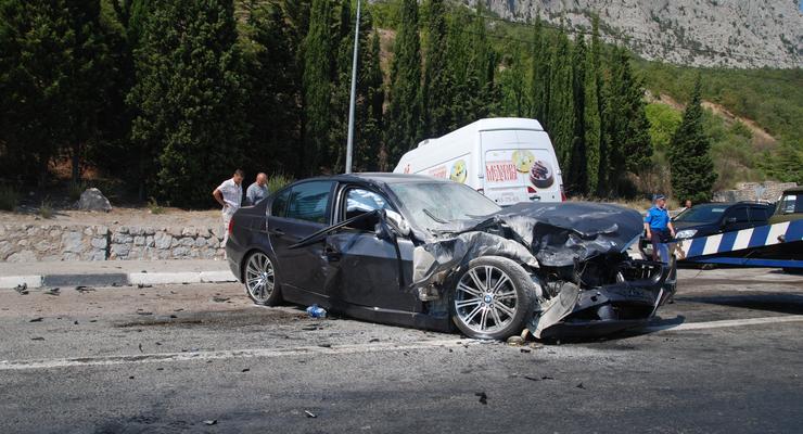 Женщина на BMW протаранила Renault, травмировав четырех пассажиров