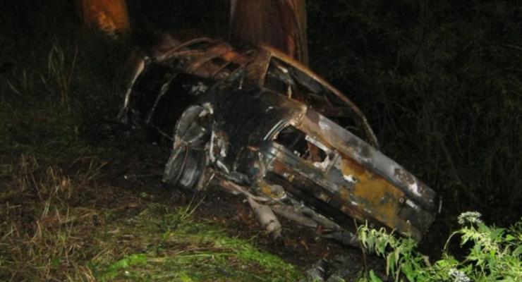 Opel врезался в дерево и взорвался – погибли три человека