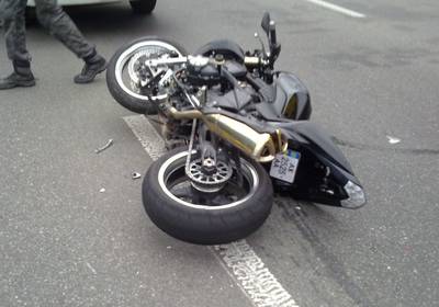 В Киеве мотоциклист врезался в Volkswagen и погиб на месте