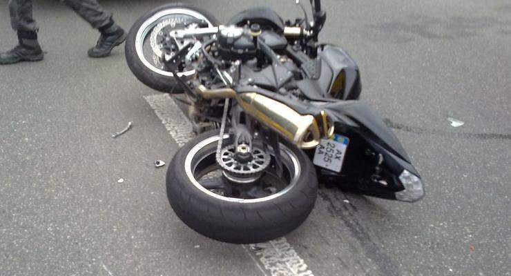 В Киеве мотоциклист врезался в Volkswagen и погиб на месте