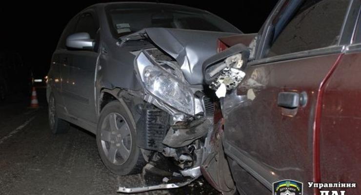 Под Киевом водитель сломал себе нос и помял три машины