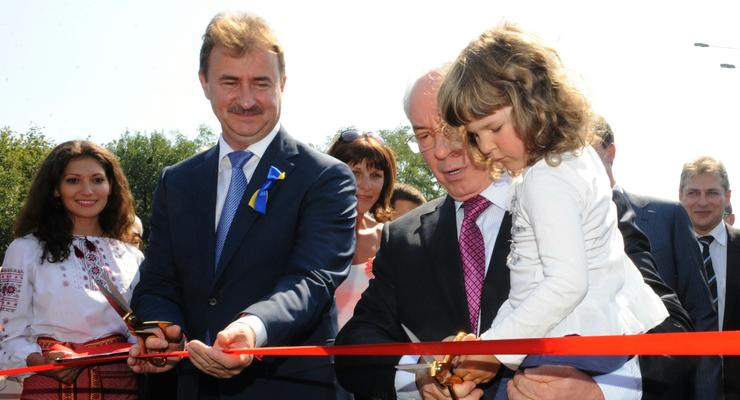 Азаров открыл две развязки и новый съезд с моста Кирпы