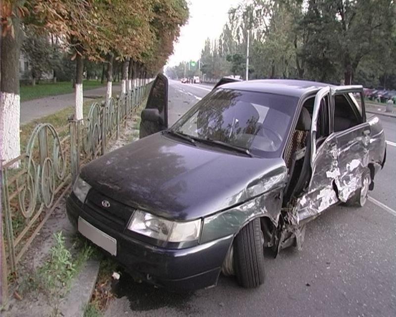 В Киеве подрезанная таксистом Skoda снесла дерево / magnolia-tv.com