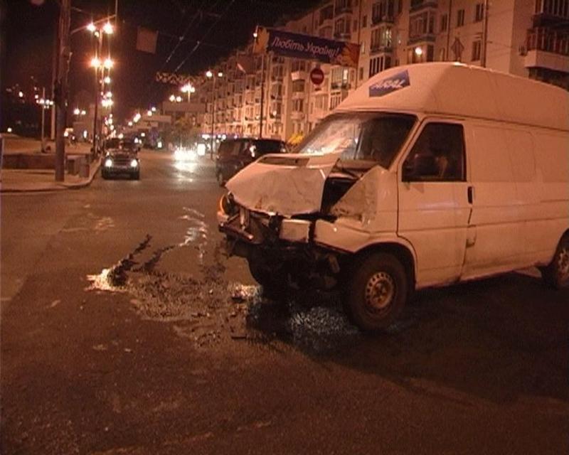В центре Киева грузовик повалил светофор на Mercedes GLK / magnolia-tv.com