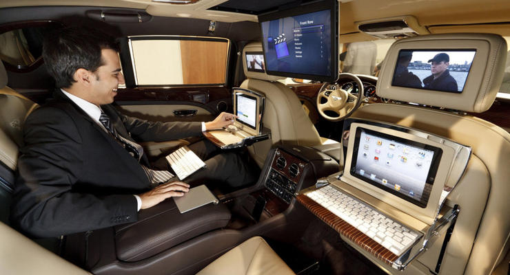 Лимузин Bentley превратили в мобильный офис