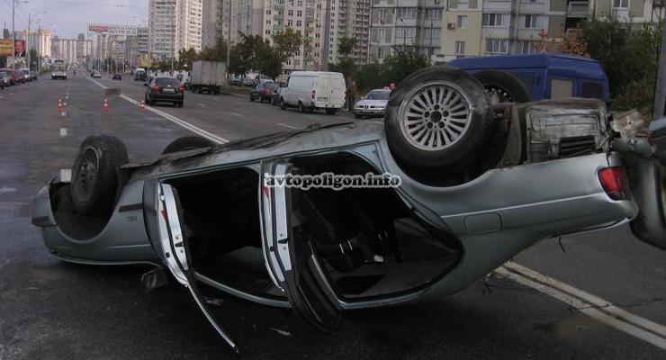 В Киеве BMW не вписался в поворот и лег на крышу