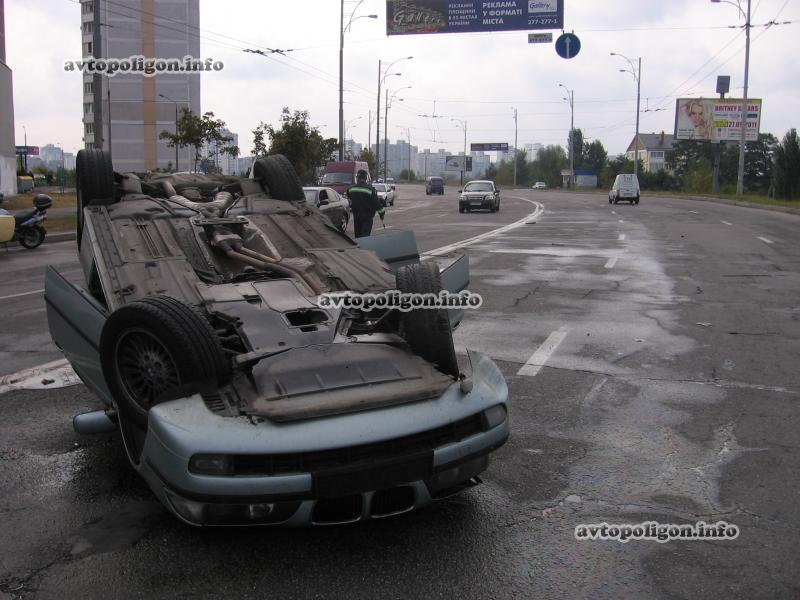 В Киеве BMW не вписался в поворот и лег на крышу / avtopoligon.info