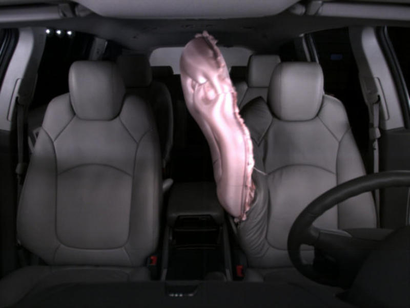 Изобретена подушка безопасности между сиденьями / General Motors