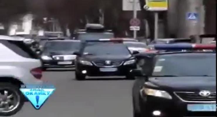 Охрана Азарова бьет жезлом машины и портит стекла
