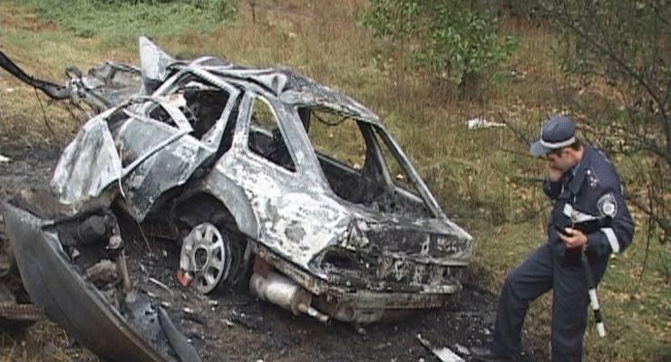 Под Киевом Ford врезался в столб и сгорел с водителем