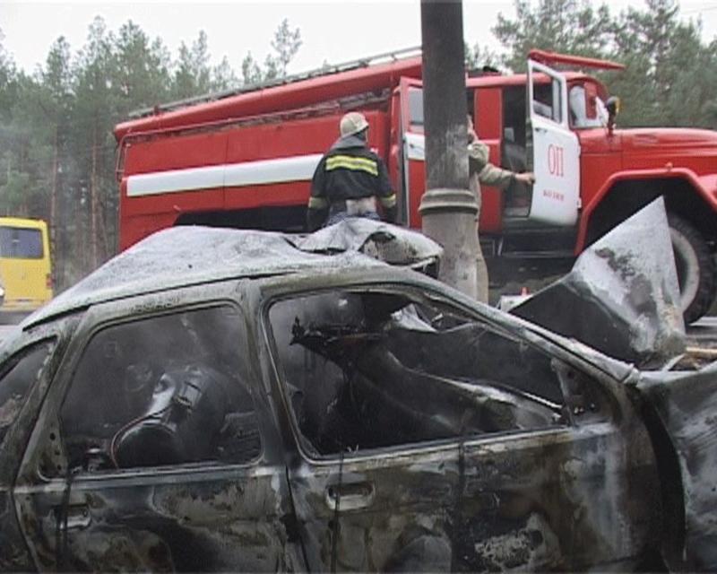Под Киевом Ford врезался в столб и сгорел с водителем / magnolia-tv.com