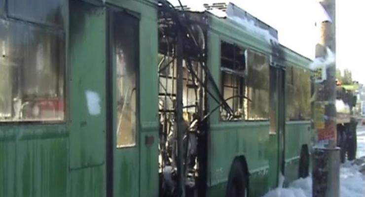 В Киеве на ходу загорелся троллейбус с людьми