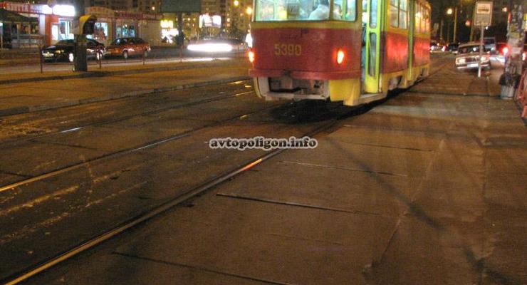 В Киеве женщина выпала из трамвая и погибла