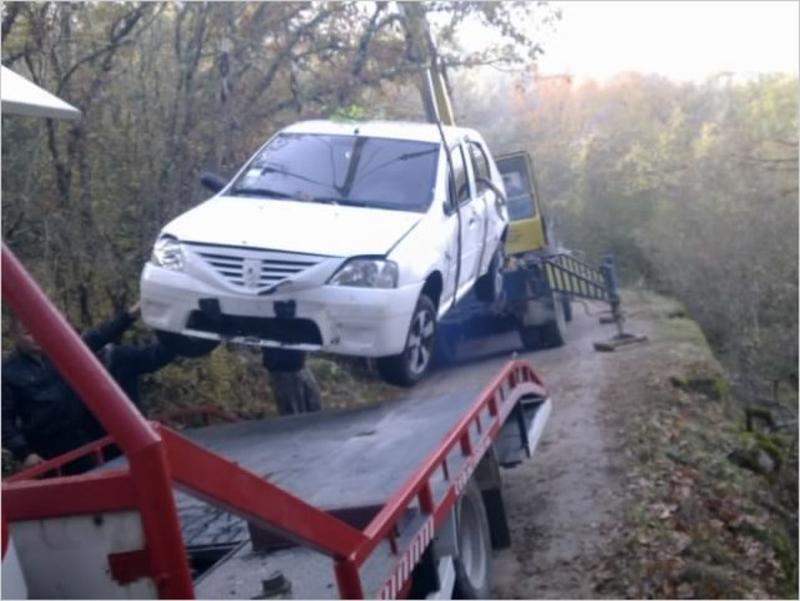 Машина слетела с обрыва и повисла на дереве / gazeta.sebastopol.ua