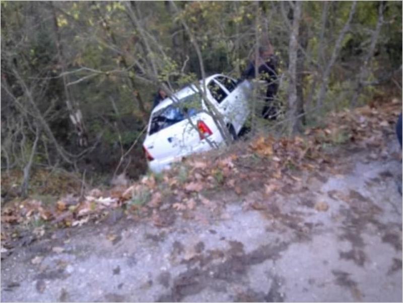 Машина слетела с обрыва и повисла на дереве / gazeta.sebastopol.ua