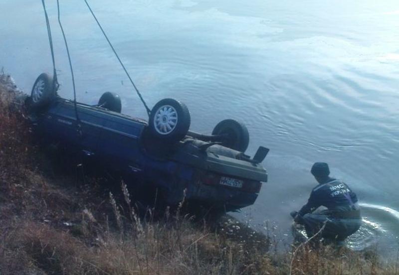 В Десне утонула машина вместе с пассажиром / cn.mns.gov.ua