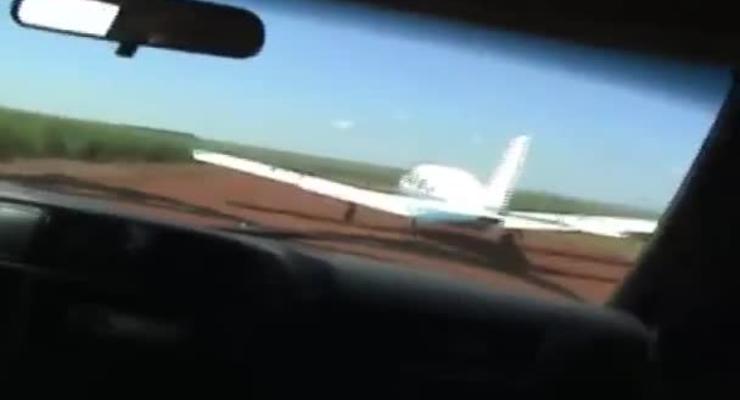 Автомобиль оторвал крыло самолету
