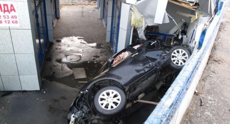 В Киеве Mazda слетела с моста и упала на людей