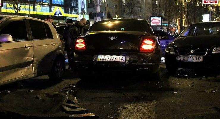 В Киеве Bentley сбил регулировщика и помял 7 машин