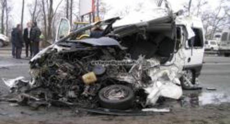 При столкновении с грузовиком на Киевской трассе погибли три человека