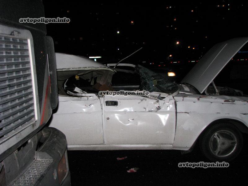 В Киеве машина въехала в грузовик и лишилась крыши / avtopoligon.info
