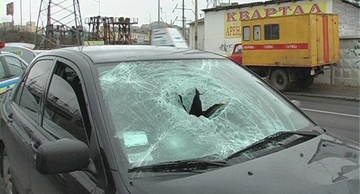 В Киеве сбитый пешеход пробил лобовое стекло