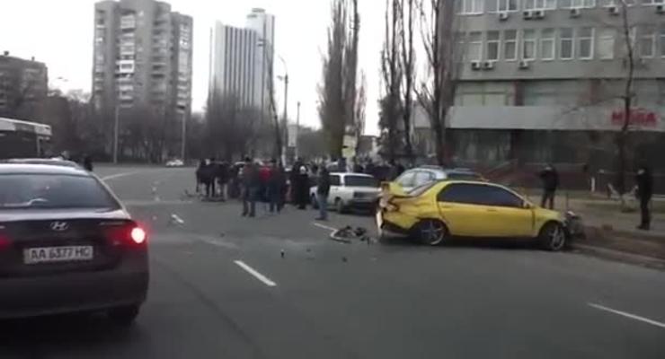 В Киеве тюнингованный Lancer побил пять машин