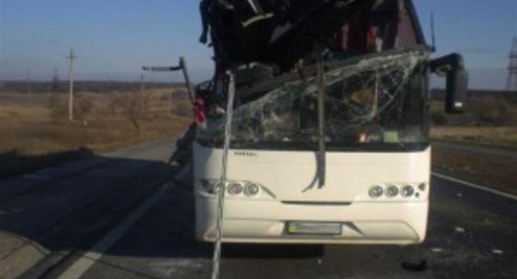 Автобус врезался в стоящий Камаз – погиб пассажир