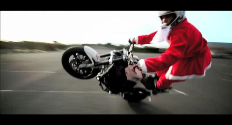 Санта-Клаус выделывает трюки на мотоцикле