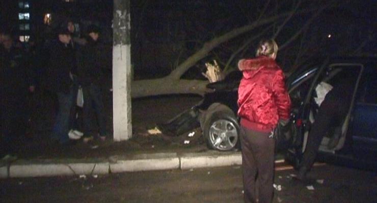 В Киеве женщина на Mercedes S-Class снесла дерево
