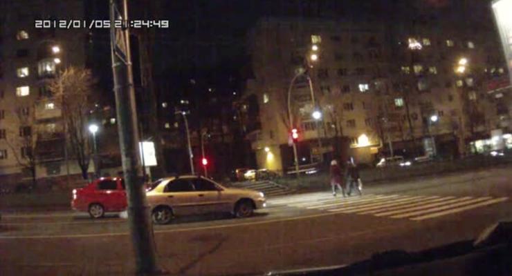 Камера засняла, как в Киеве на переходе сбили человека