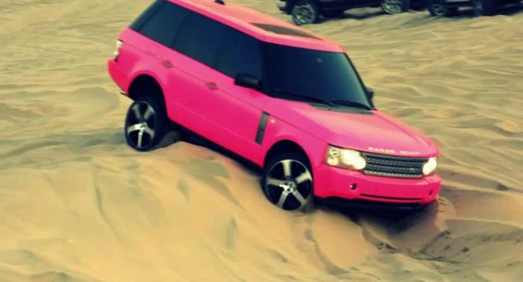 Розовый Range Rover намертво зарылся в песок